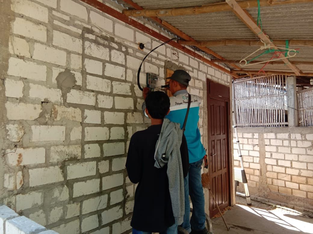 Petugas saat memasang alat meteran listrik. Foto: jatengprov.go.id