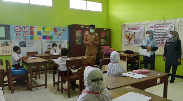 Bupati Temanggung, HM Al Khadziq saat meninjau PTM (Foto: Laman mediacenter.temanggungkab.go.id)