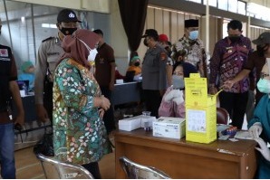 Bupati Sleman, Kustini Sri Purnomo, saat meninjau vaksinasi di Trihanggo (Foto: Laman slemankab.go.id)