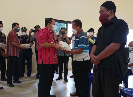 Bupati Semarang, Ngesti Nugraha menyalurkan beras bagi warga terdampak luapan rawa pening. (Foto: Instagram @diskominfosemarangkab)