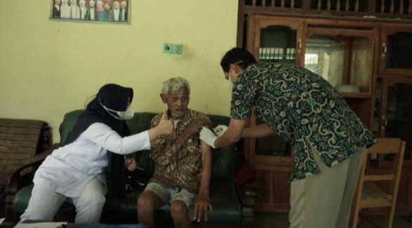 Puskesmas Pringsurat, Kabupaten Temanggung, melakukan jemput bola vaksinasi Covid-19 bagi difabel (Foto: Laman mediacenter.temanggungkab.go.id)