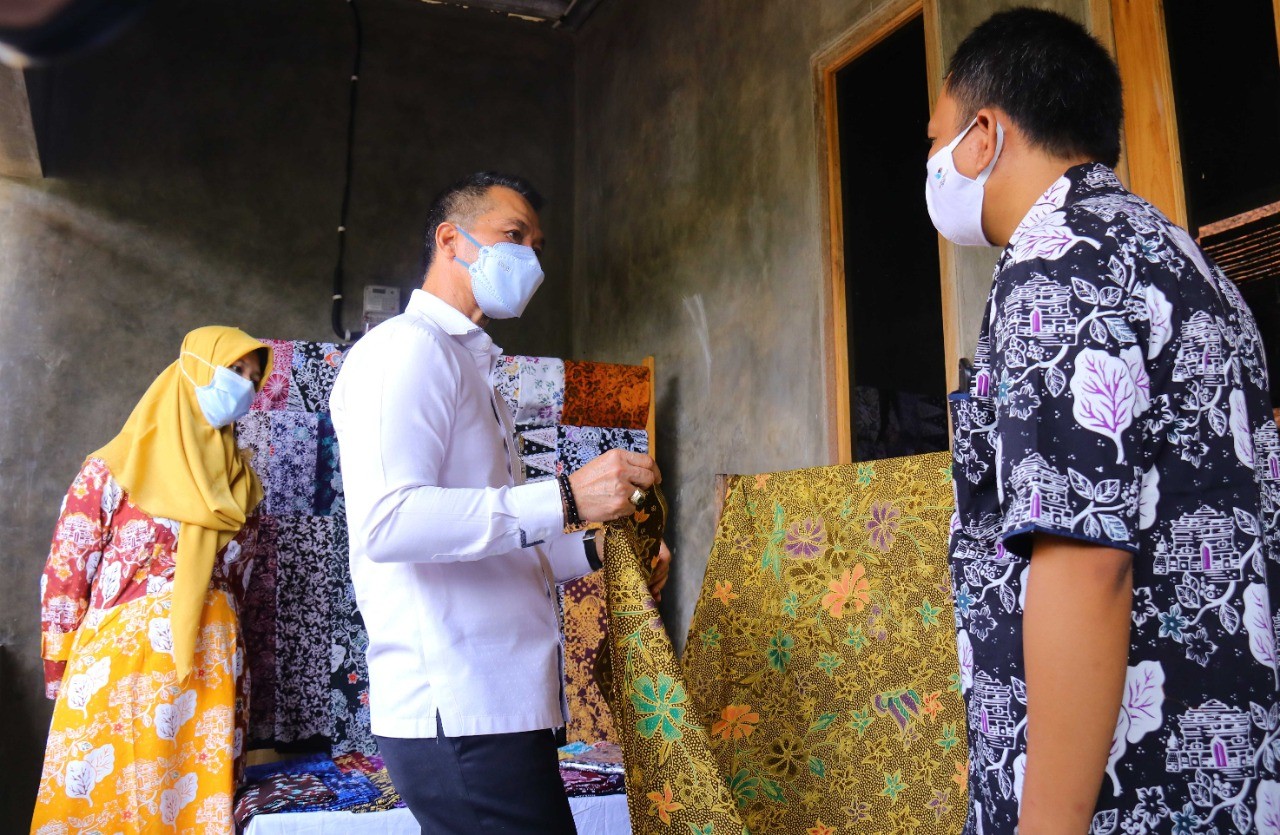 Bupati Kudus, Hartopo saat mengunjungi UMKM Batik Djanoer di Desa Karangmalang, Gebog. Foto: kuduskab.go.id