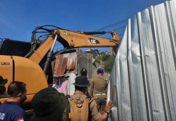 Satpol PP Kota Semarang membongkar rumah warga tanpa sertifikat (Foto: Laman semarangkota.go.id)
