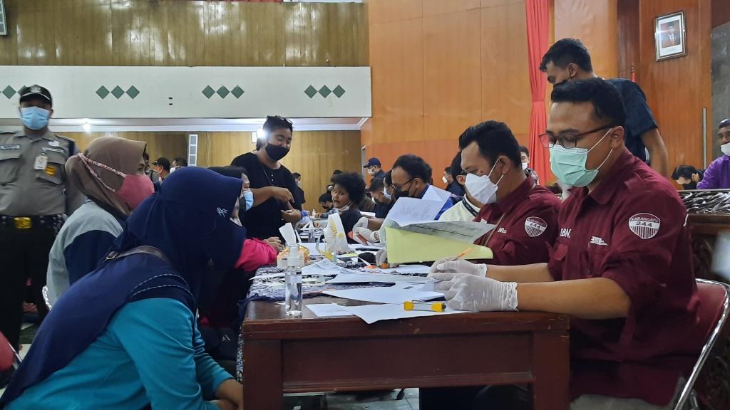 Dinsos Kota Semarang menyalurkan bantuan PKH (Foto: Laman semarangkota.go.id)