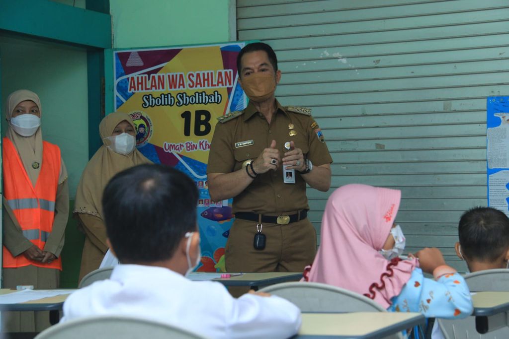 Bupati Kudus, Hartopo saat meninjau SDIT Al-Islam Kudus. Foto: jatengprov.go.id