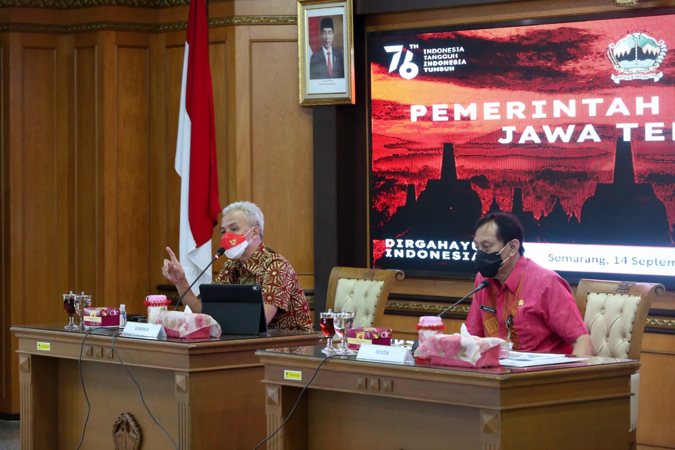 Gubernur Jateng, Ganjar Pranowo bersama Sekda Jateng saat rakor penanganan Covid-19. Foto: jatengprov.go.id