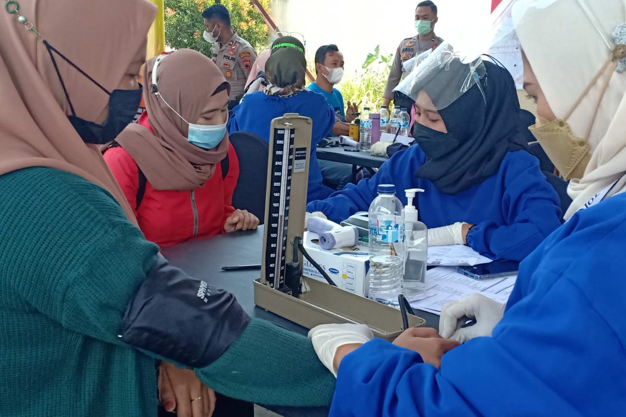 Aktivitas vaksinasi pekerja di sebuah perusahaan di Temanggung. Foto: temanggungkab.go.id