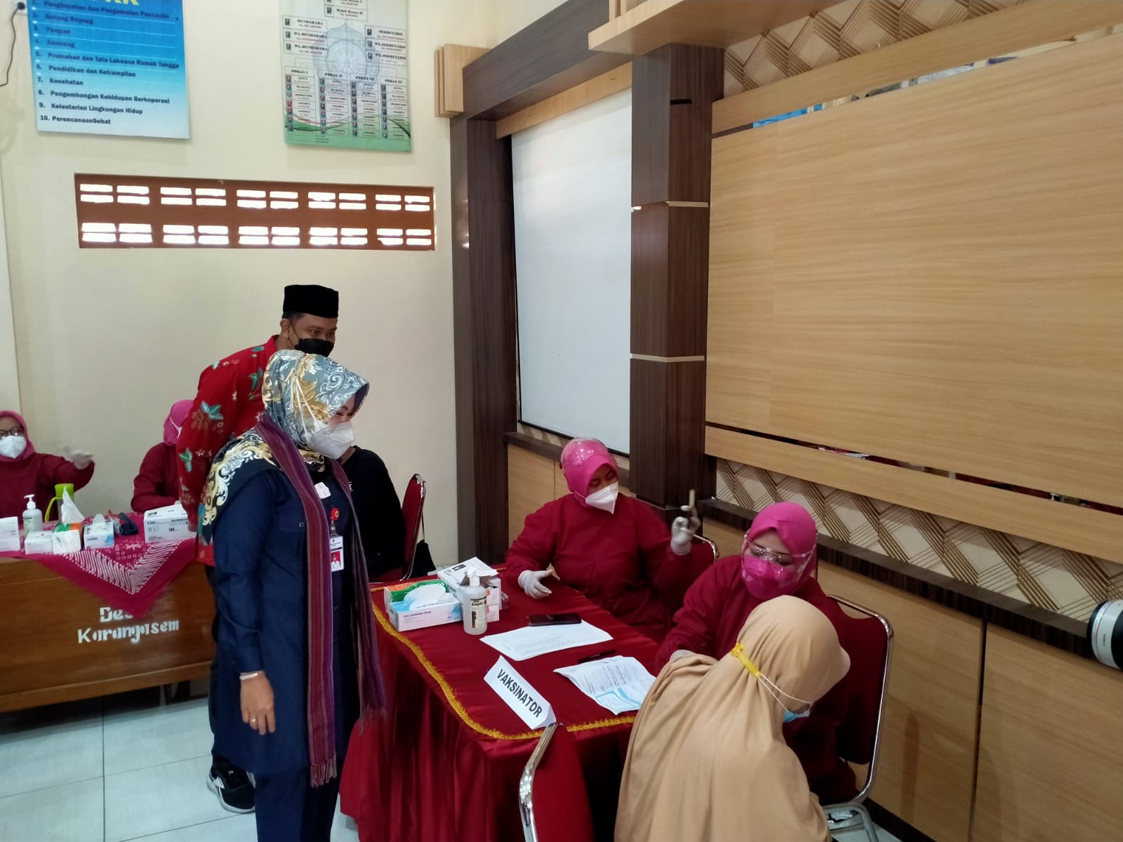 Bupati Klaten, Sri Mulyani saat meninjau di halaman Balai Desa Karangasem, Cawas, Klaten yang diikuti  1.500 orang warga  Selasa (14/9).