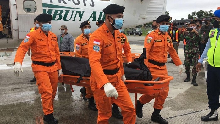 Proses pengevakuasian jenazah korban Rimbun Air oleh Tim SAR Timika. Foto: Humas SAR Timika