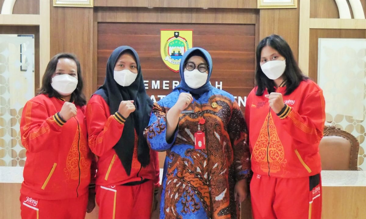 Bupati saat melepas atlet Sragen untuk berlaga di PON XX Papua. Foto: srageenkab.go.id