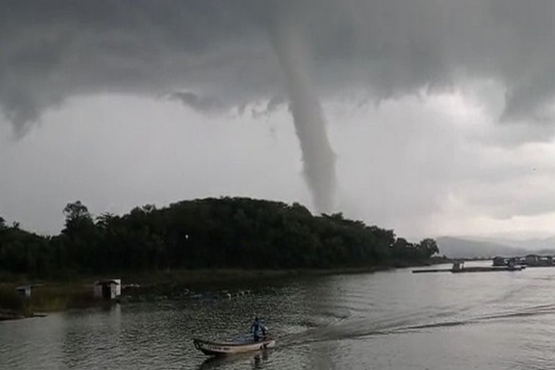 Penampakan angin puting beliung. Foto: BNPB