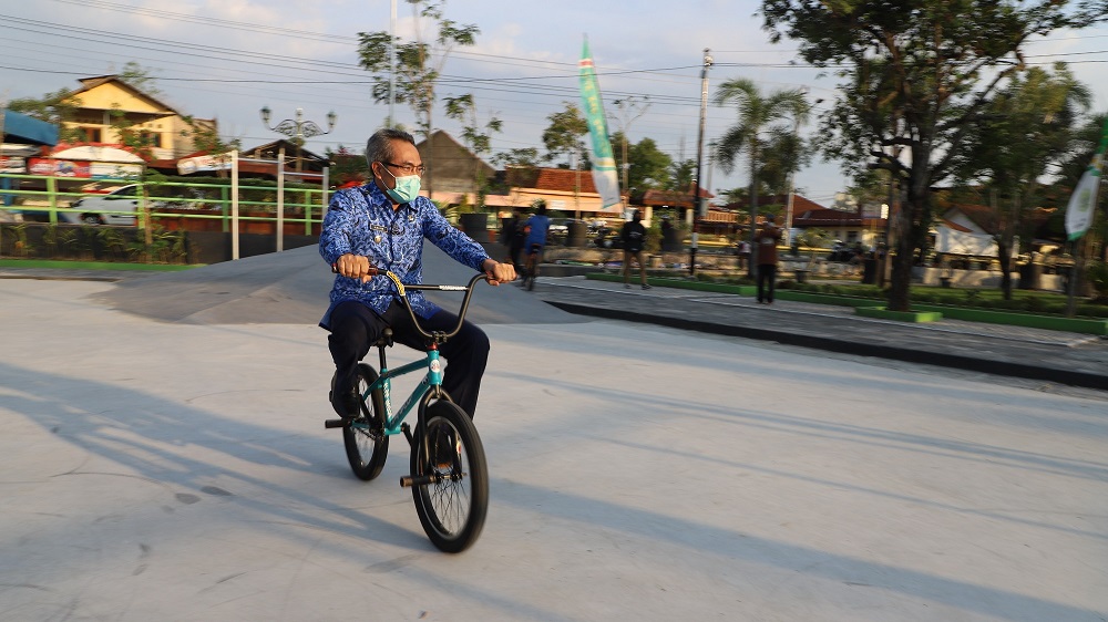 Bupati Bantul saat mengendarai sepeda BMX di Taman Milenial. Foto: bantulkab.go.id