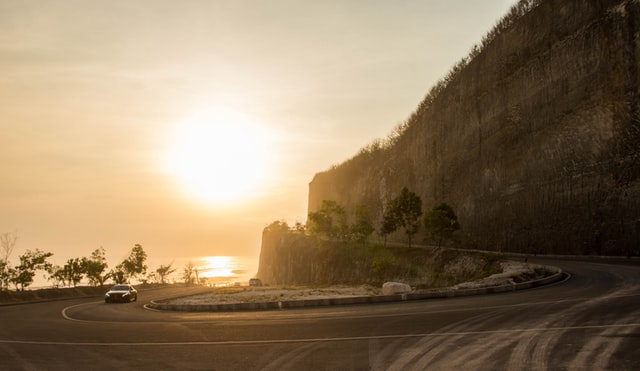 Salah satu jalan di Tabanan, Bali. Foto: unsplash.com