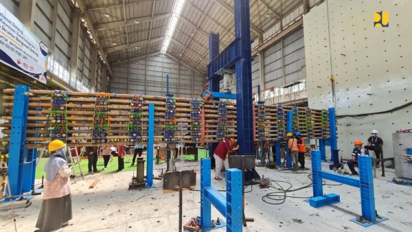 Pengujian bambu sebagai matras konstruksi jalan tol. Foto: pupr.go.id 