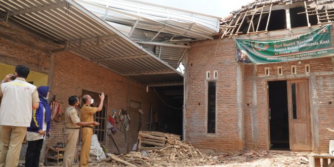 Bupati Jepara, Dian Kristiandi bersama Pemdes Rau saat meninjau rumah korban puting beliung. Foto: masandijepara.com