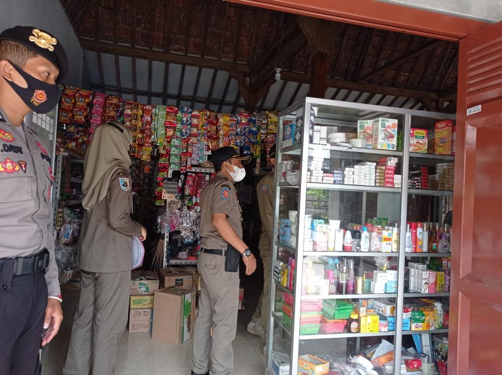Petugas Satpol PP Demak bersama kepolisian saat menindak toko penjual rokok ilegal. Foto: jatengprov.go.id