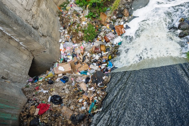 Pembuangan sampah ilegal di pinggir sungai. Foto: unsplash.com