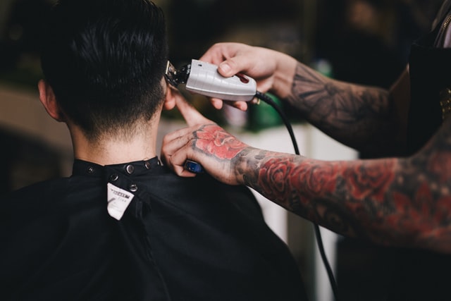 Aktivitas potong rambut. Foto: unsplash.com