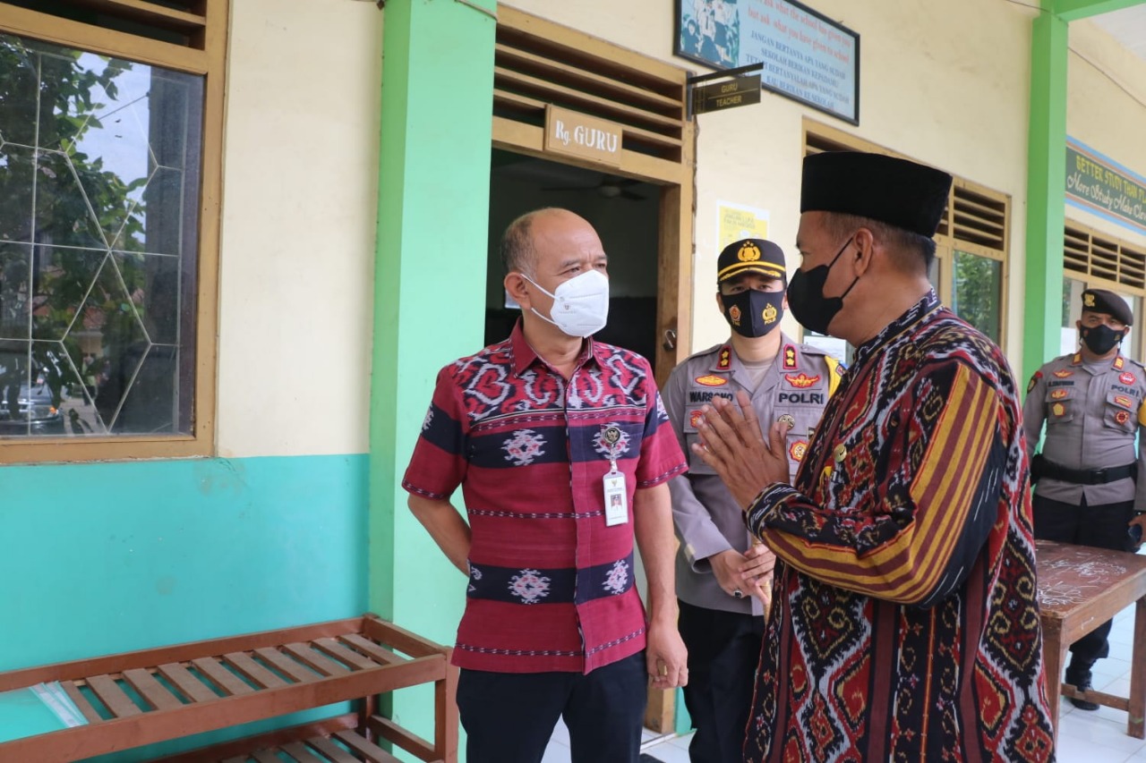 Bupati Jepara, Dian Kristiandi didampingi polisi saat melakukan peninjauan secara langsung di MTs Rengging. Foto: Diskominfo Jepara.