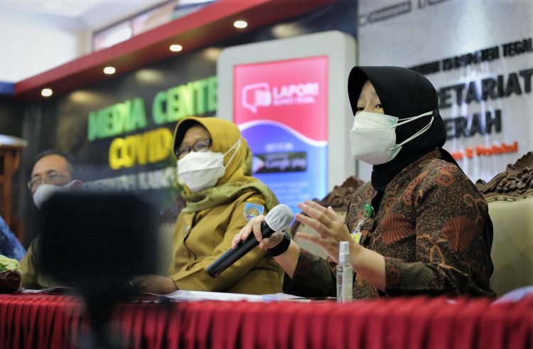 Direktur Pemulihan Kontaminasi dan Tanggap Darurat Limbah B3 KLHK, Haruki Agustina bersama Bupati Tegal, Umi Azizah. Foto: tegalkab.go.id