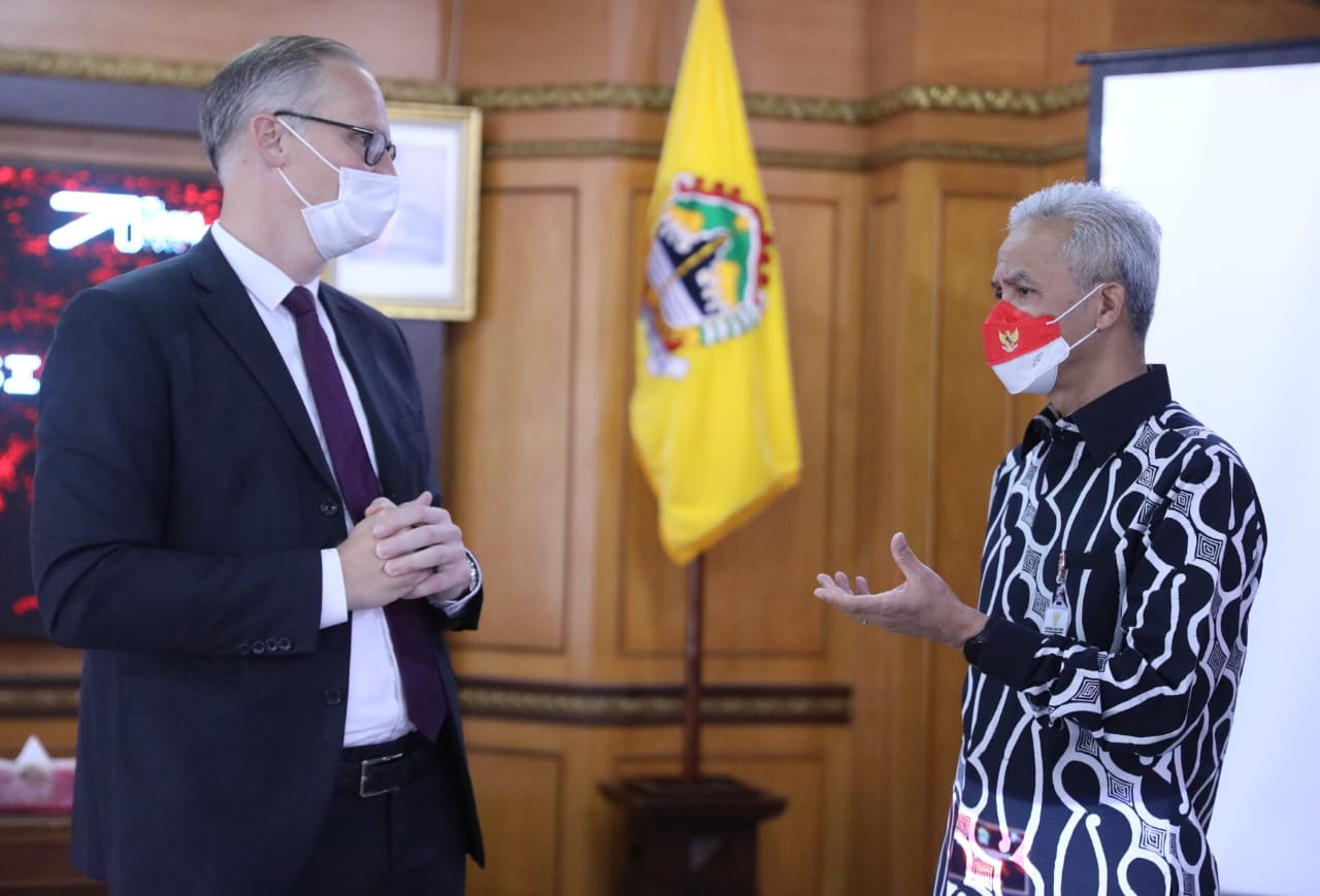 Dubes Denmark, Lars Bo Larsen saat berbincang dengan Gubernur Jateng, Ganjar Pranowo. Foto: jatengprov.go.id