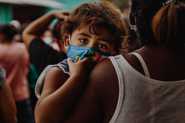 Anak kecil menggunakan masker berlindung dari Covid-19. Foto: unsplash.com
