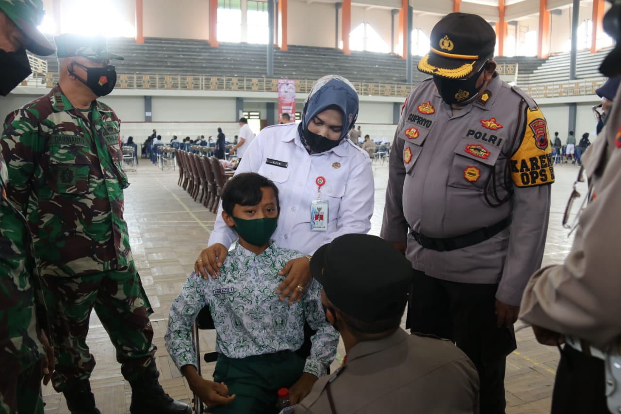 Wabup Blora, Tri Yuli Setyowati bersama Forkopimda saat meninjau vaksinasi pelajar. Foto: blorkab.go.id
