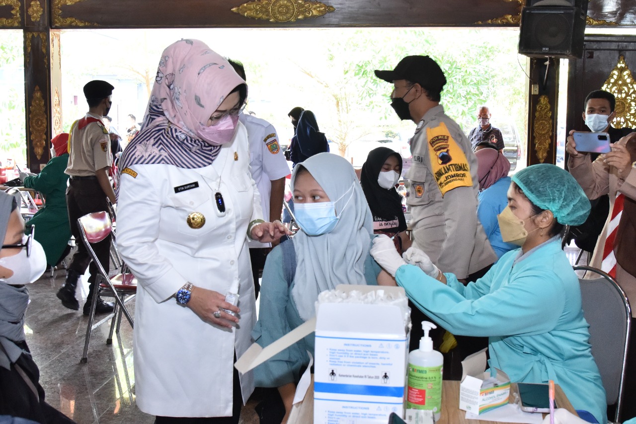 Bupati Sukoharjo, Etik Suryani saat meninjau kegiatan vaksinasi pelajar. Foto: jatengprov.go.id