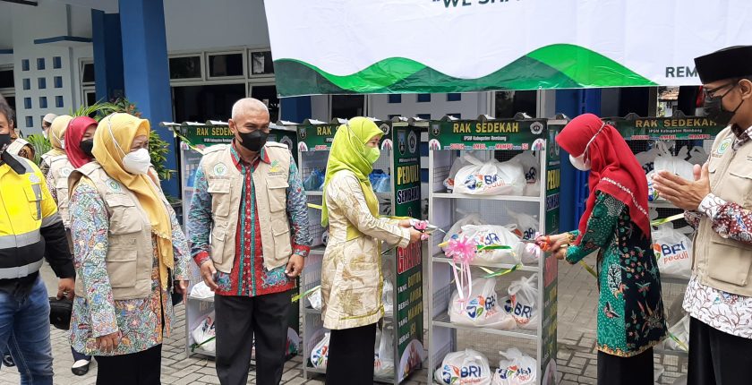 Sejumlah pejabat Dinsos Rembang saat meresmikan Rak Sedekah. Foto: Diskominfo Jateng