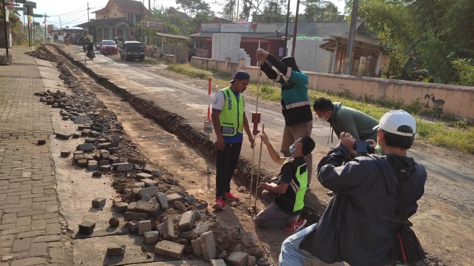 Kegiatan pelebaran jalan di salah satu titik wilayah Temanggung utara. Foto: jatengprov.go.id