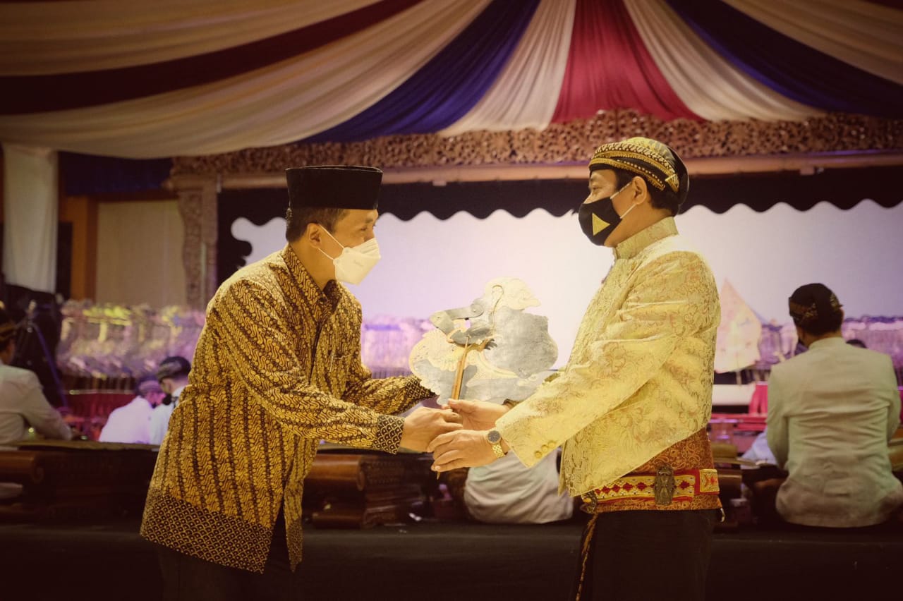 Ki Purbo Asmoro saat melangsungkan pertunjukkan. Foto: jatengprov.go.id