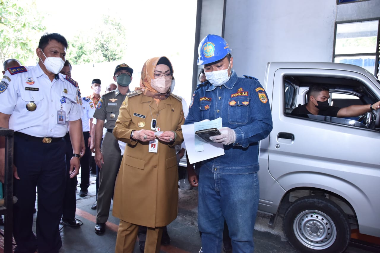 Bupati Sukoharjo, Etik Suryani didampingi pejabat Dishub dan forkopimda meninjau uji Kir. Foto: jatengprov.go.id