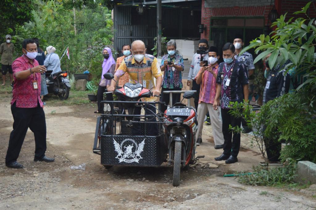 Bupati Jepara, Dian Kristiandi saat mencoba salah satu motor modifikasi khusus penyandang tunadaksa. Foto: Diskominfo Jepara