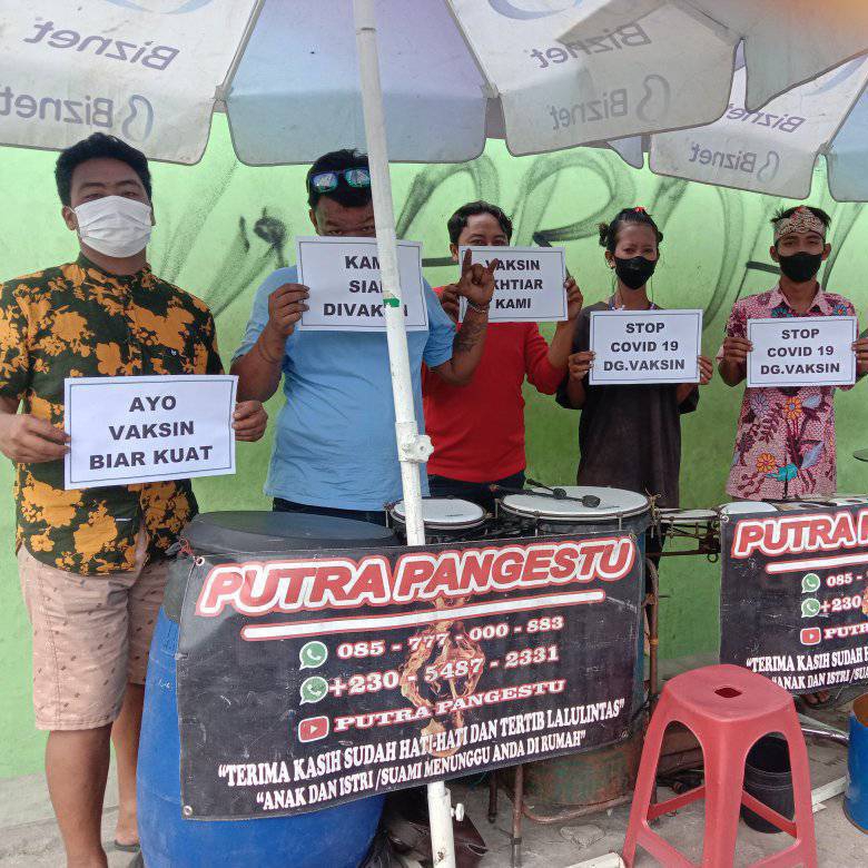 Seniman jalanan Putra Pangestu saat mengampanyekan vaksinasi. Foto: Diskominfo Klaten