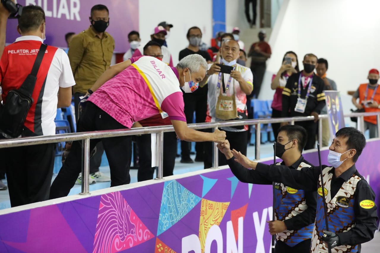 Gubernur Jateng, Ganjar Pranowo saat memberi selamat atlet billiard Jateng. Foto: Diskominfo Jateng