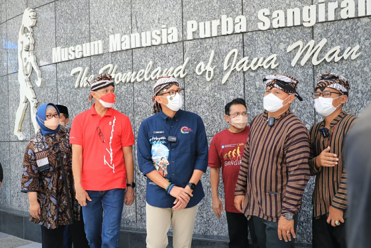 Gubernur Jateng, Ganjar Pranowo Bersama Menparekraf Sandiga Uno beserta pejabat lokal saat meninjau Museum Purba Sangiran Sragen. Foto: Diskominfo Jateng