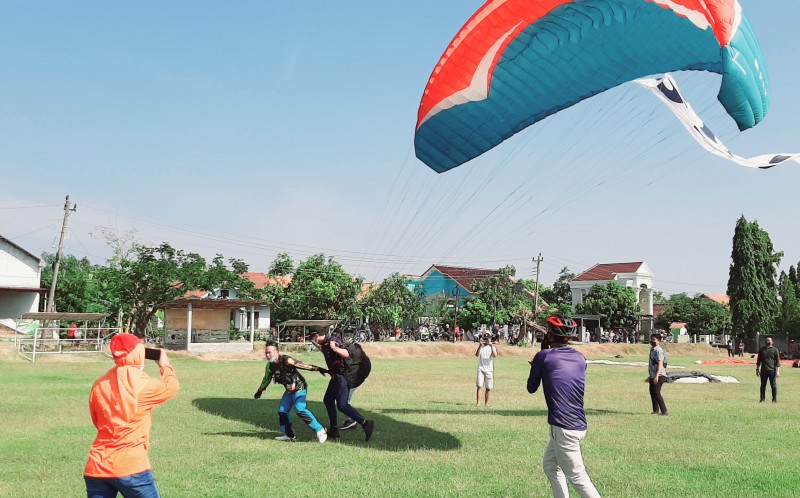 Foto: Latihan Dasar Paralayang di Desa Gubugsari. Foto: kendalkab.go.id
