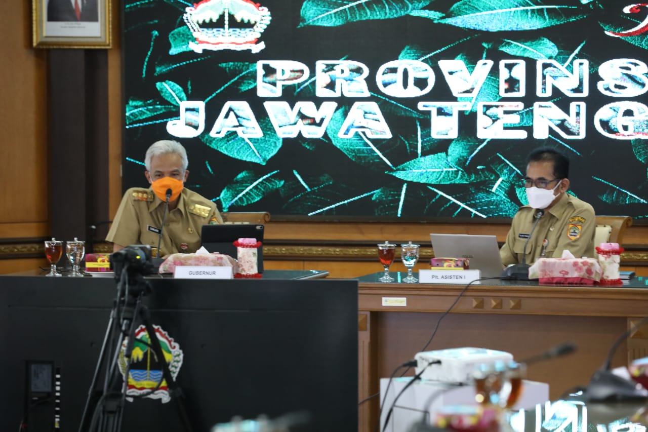 Gubernur Jateng, Ganjar Pranowo saat penanganan Covid-19 di kantornya. Foto: Diskominfo Jateng