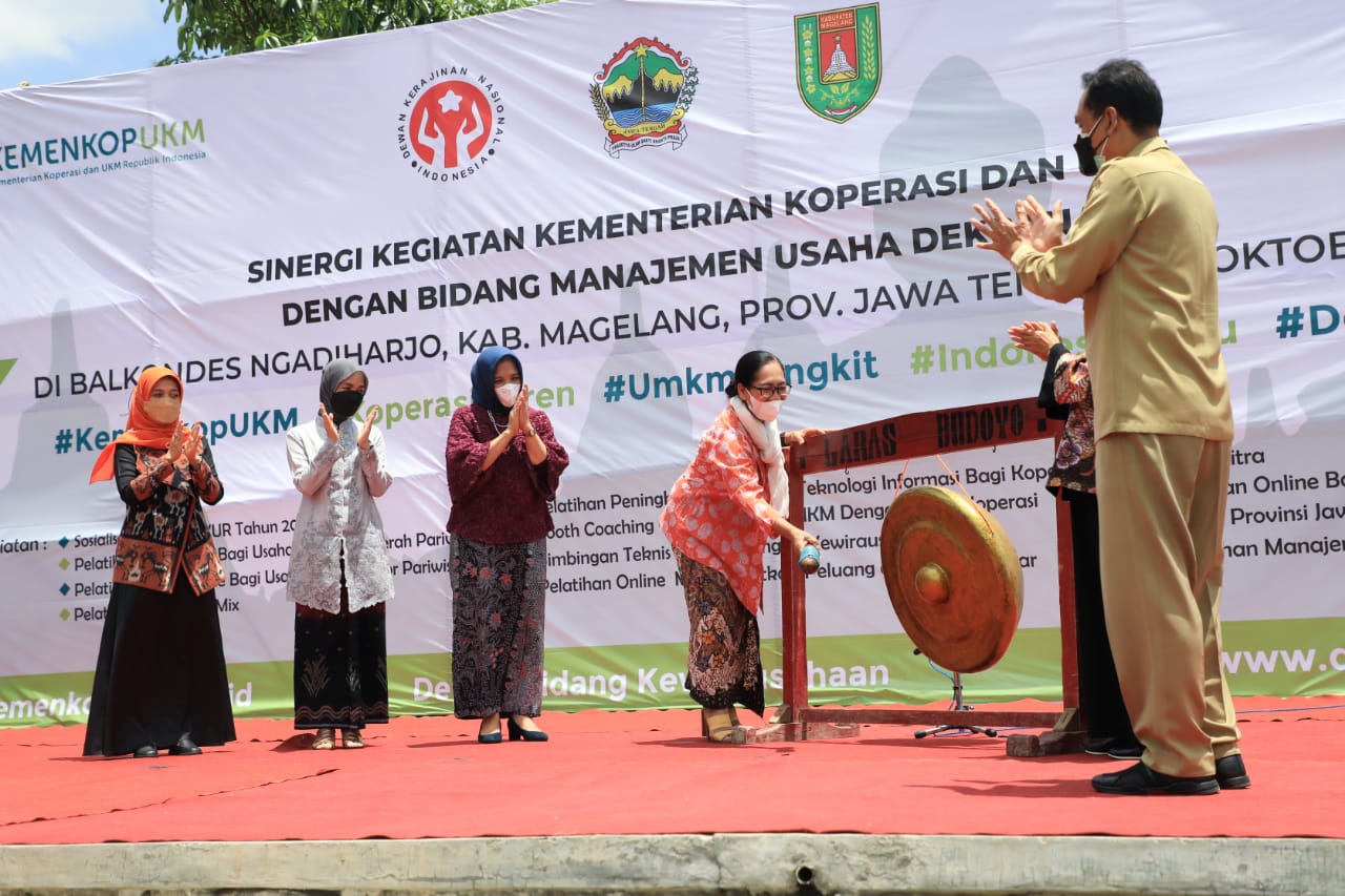 Kepala Bidang Manajemen Usaha Dekranas, Suzana Teten Masduki saat meresmikan pelatihan Manajemen e-Commerce UKM Magelang foto: jatengprov.go.id