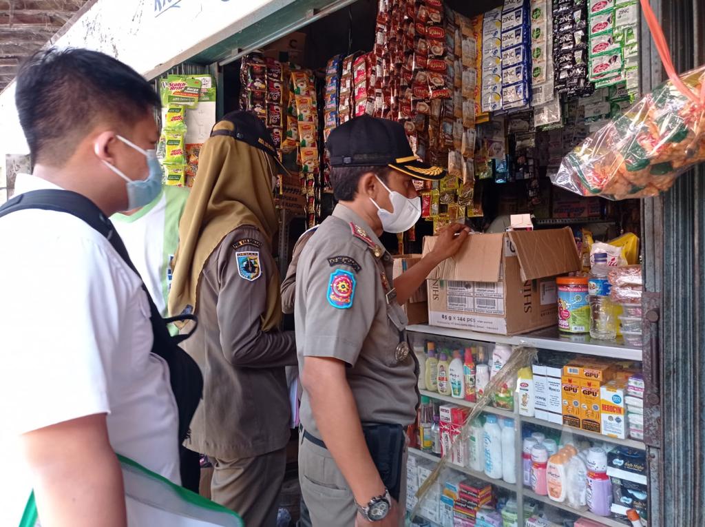 Petugas Satpol PP saat menertibkan penjual rokok illegal. Foto: Diskominfo Demak