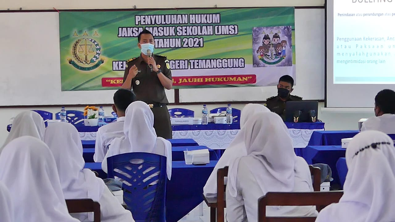 Jaksa Fungsional Kejari Temanggung, Ivana Dian Andini saat memberikan materi di SMK Bhumi Phala Parakan. Foto: jatengprov.go.id