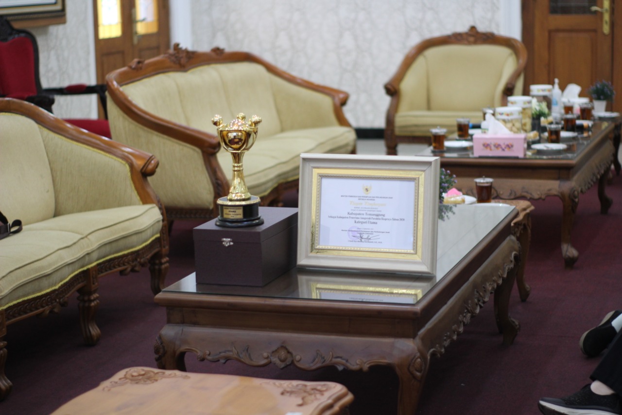 Piala dan piagam penghargaan APE 2020. Foto: jatengprov.go.id