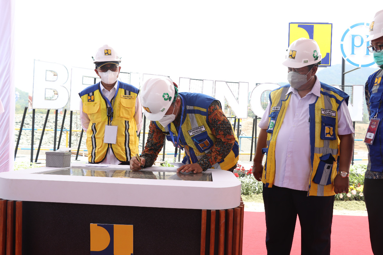 Bupati Wonogiri, Joko Sutopo beserta pejabat PUPR saat penutupan pintu conduit Waduk Pidekso. Foto: jatengprov.go.id