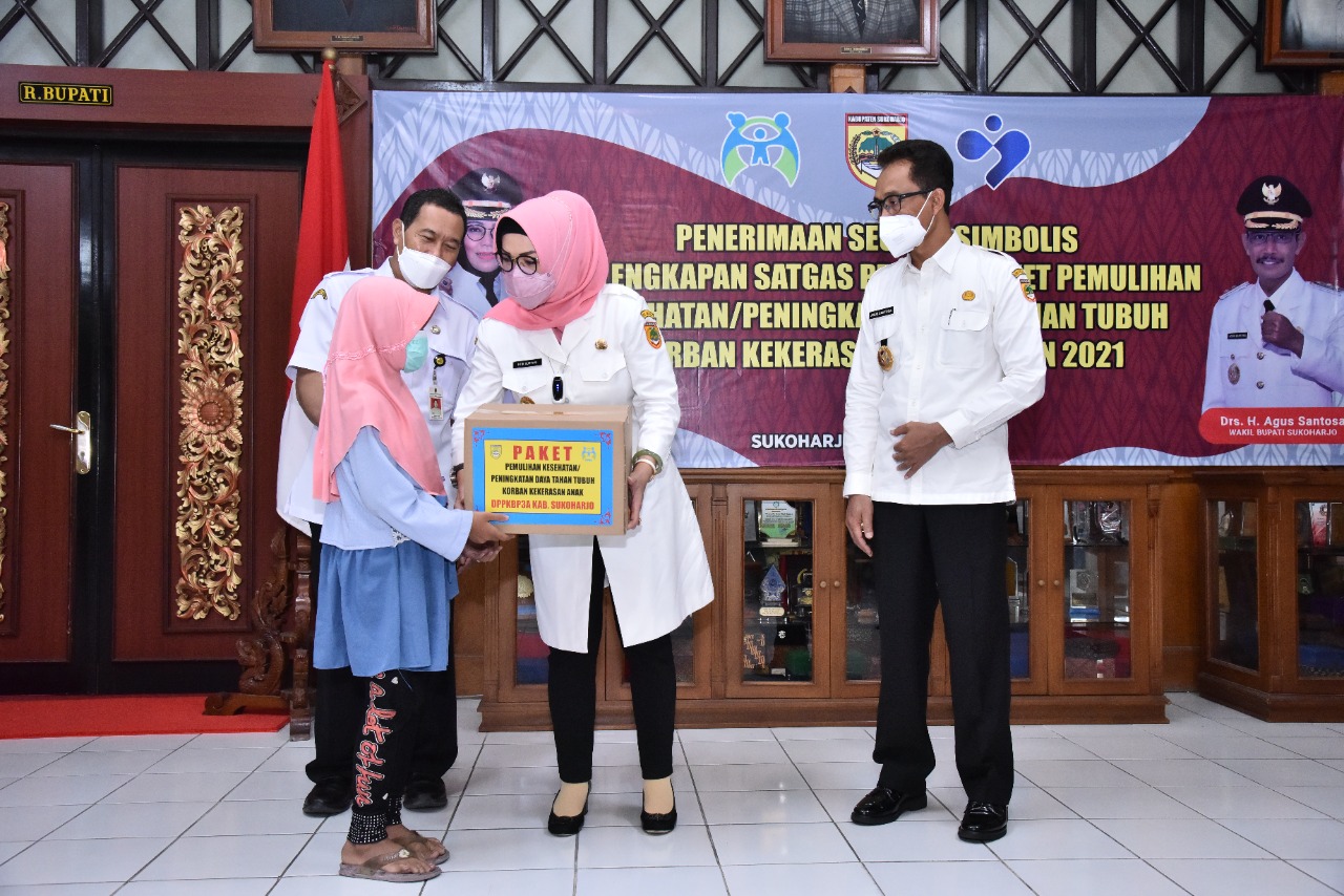 Bupati Sukoharjo, Etik Suryani saat menyerahkan bantuan kepada anak korban kekerasan. Foto: jatengprov.go.id