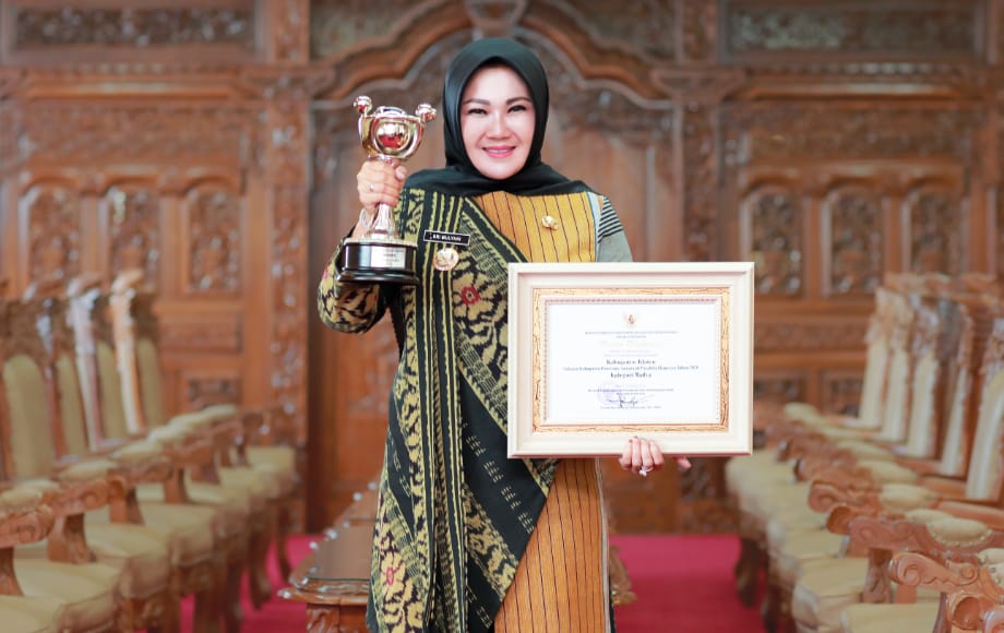 Bupati Klaten, Sri Mulyani saat menerima penghargaan Anugerah Parahita Ekapraya Tingkat Madya 2020. Foto: Diskominfo Klaten