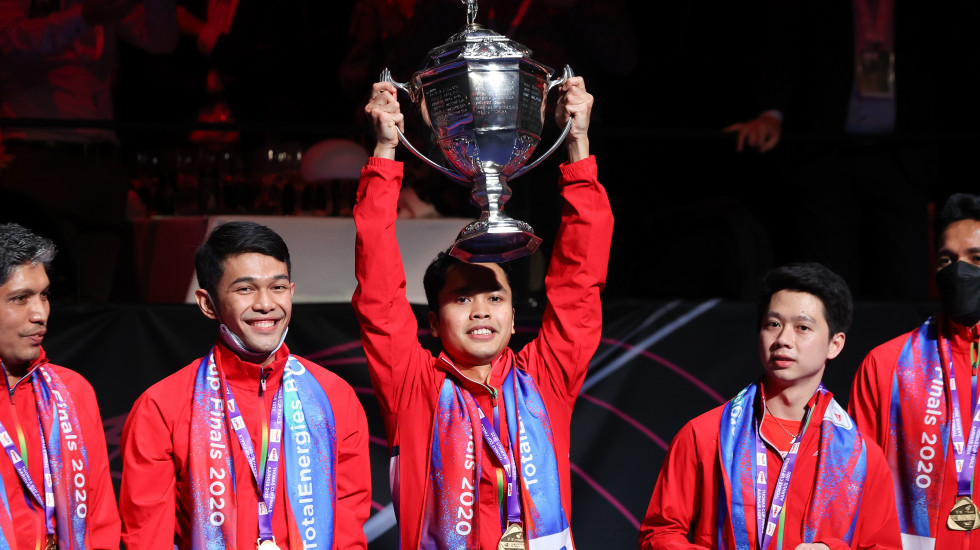 Tim Thomas Cup Indonesia saat mengangkat trofi kemenangan. Foto: BWF/Yves Lacroic