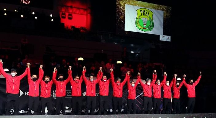 Bendera PBSI berkibar di momen Indonesia juara Thomas Cup 2021. Foto; Instagram @badminton.ina