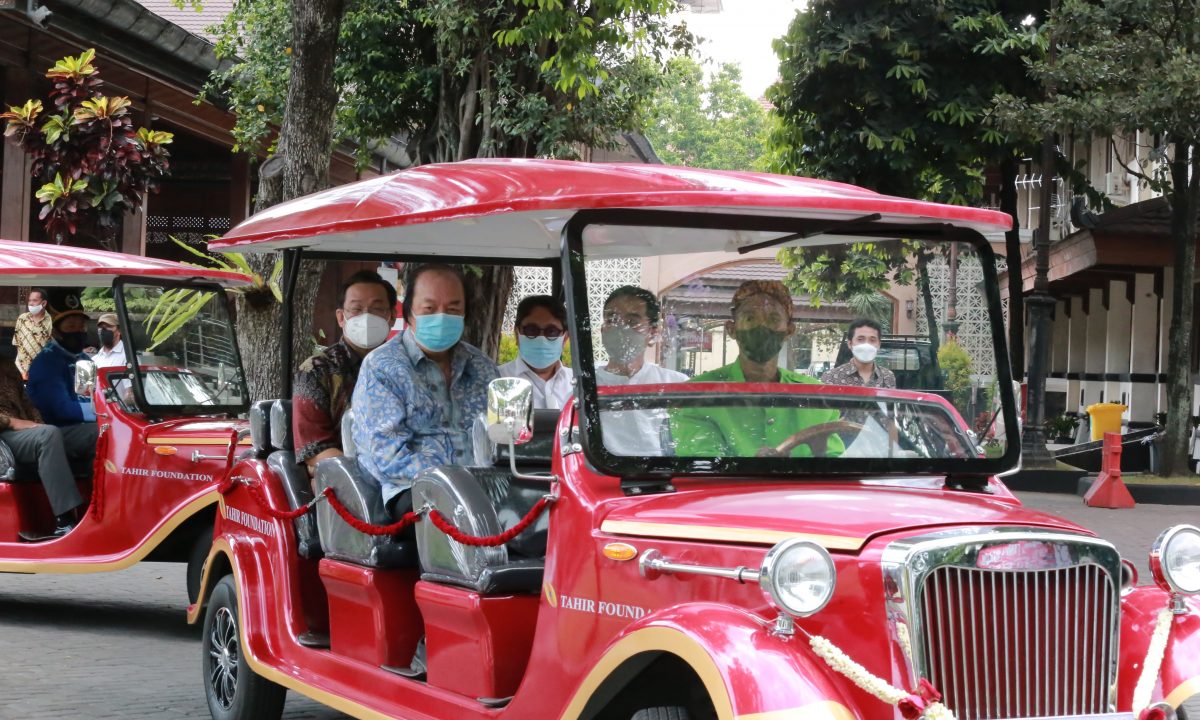 Wali Kota Surakarta, Gibran Rakabuming bersama petinggi Yayasan Tahir saat uji cobaa mobil istrik wisata. Foto: jatengprov.go.id