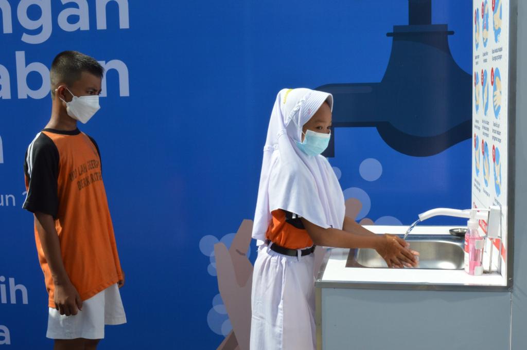 Siswa SD Negeri 1 Bringin saat mencuci tangan pakai sabun dalam peringatan Hari Cuci tangan Sedunia 2021. Foto: Diskominfo Jepara
