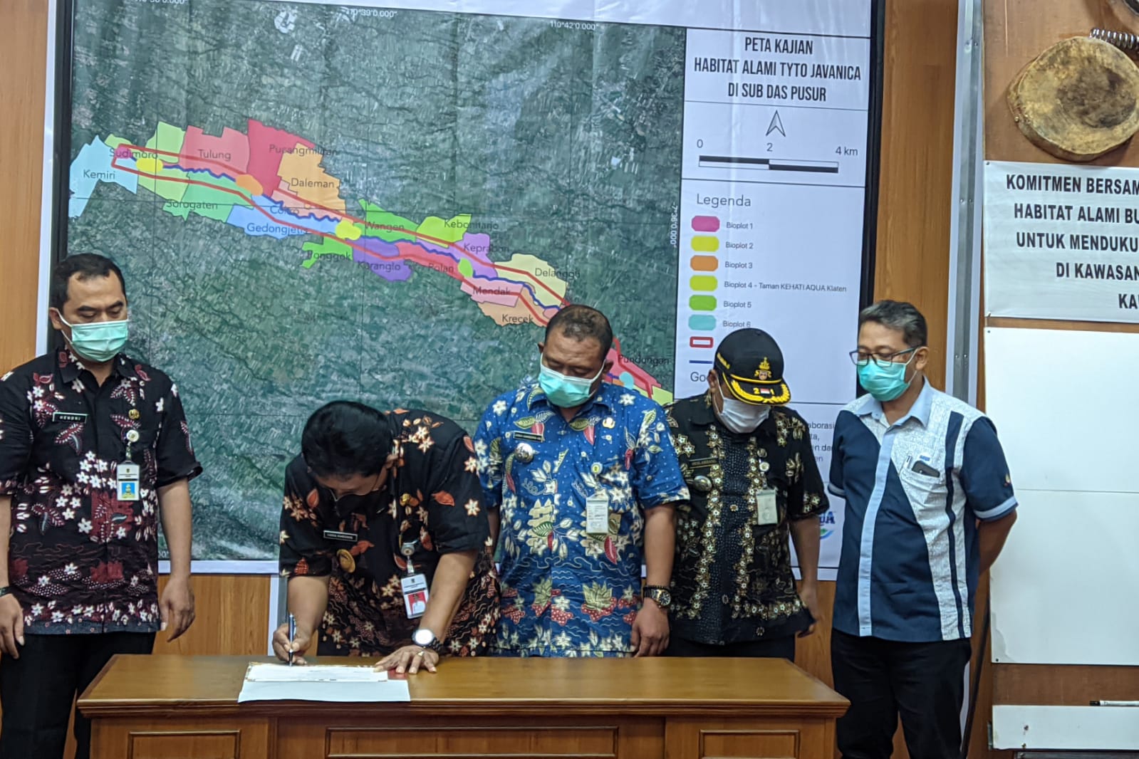 Wabup Klaten dengan perwakilan Instiper dan PT Tirta Investama saat meneken MoU budidaya burung hantu. Foto: Diskominfo Klaten